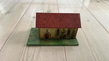 Oud metalen huisje beschikbaar voor biedingen