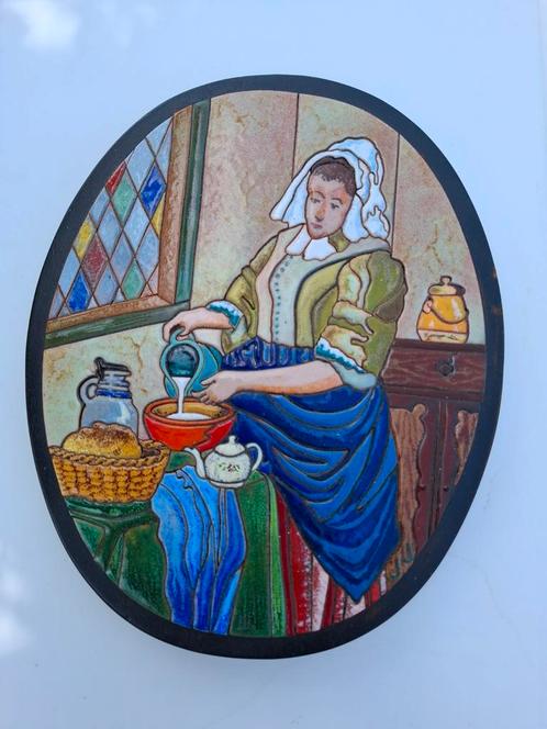 Wandbord namaak Melkmeisje van Vermeer emaille op hout, Antiek en Kunst, Antiek | Emaille, Ophalen of Verzenden