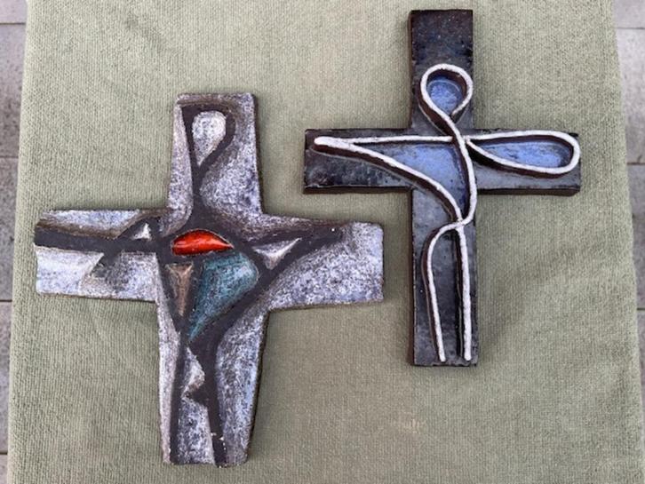 2 Keramieke kruizen van Frans Tuinstra Neercanne., Antiek en Kunst, Antiek | Keramiek en Aardewerk, Ophalen of Verzenden