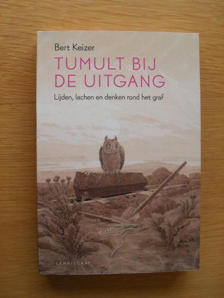 Tumult bij de uitgang van Bert Keizer, Boeken, Overige Boeken, Gelezen, Ophalen of Verzenden