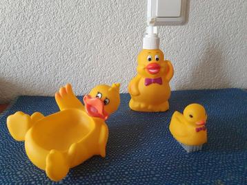 Verzorgingsset baby  zeepbakje, pompflesje, nagelborstel beschikbaar voor biedingen