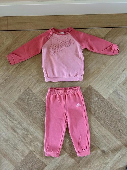 Roze set van Adidas, trainingspak, broek sweater, maat 86, Kinderen en Baby's, Babykleding | Maat 86, Zo goed als nieuw, Meisje