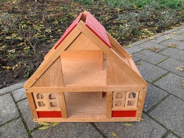 Houten poppenhuis beschikbaar voor biedingen