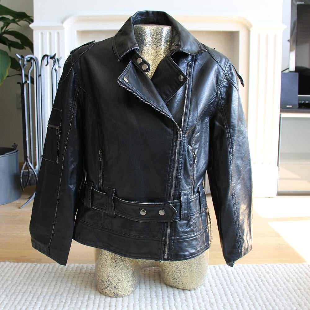 Mooie Leather Look Ushi Jas (L) € 35,-, Kleding | Dames, Jassen | Winter, Zwart, Maat 42/44 (L), Ophalen of Verzenden, Zo goed als nieuw
