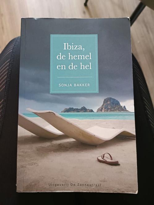 Sonja Bakker - Ibiza, de hemel en de hel, Boeken, Avontuur en Actie, Zo goed als nieuw, Ophalen of Verzenden