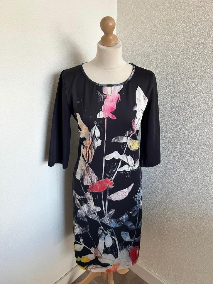 Lizzy & Coco maat L leuke retro grafische jurk 2626, Kleding | Dames, Jurken, Zo goed als nieuw, Maat 42/44 (L), Rood, Knielengte