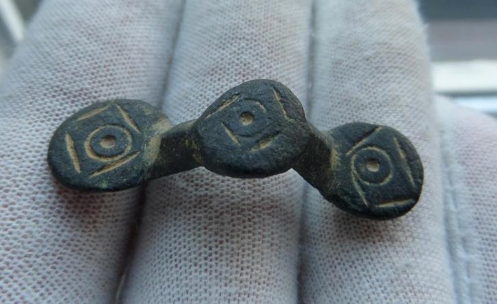 Bodemvondst Middeleeuws gelijkarmige fibula Merovingisch, Antiek en Kunst, Antiek | Koper en Brons, Brons, Verzenden