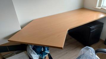 Bureau met schuine hoek GRATIS