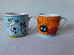 2x Babette Harms beker of mok met liefebees en koei, hg 8,5, Gebruikt, Ophalen of Verzenden, Overige stijlen, Kop(pen) en/of Schotel(s)