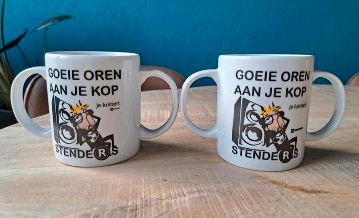 Stenders 'Goeie Oren Aan Je Kop' mokken, Verzamelen, Muziek, Artiesten en Beroemdheden, Zo goed als nieuw, Gebruiksvoorwerp, Ophalen of Verzenden