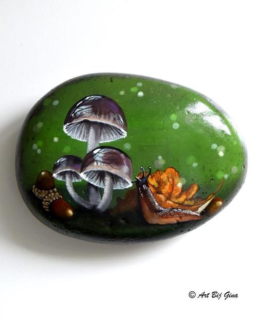 Paddenstoelen & een slak geschilderd op een riviersteen, Antiek en Kunst, Kunst | Overige Kunst, Ophalen of Verzenden