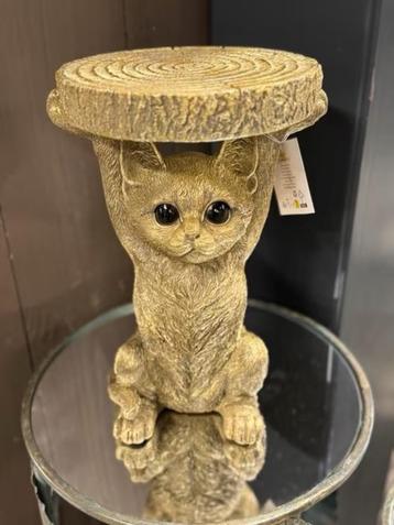 Leuke goudkleurige bijzettafel in de vorm van een kat beschikbaar voor biedingen