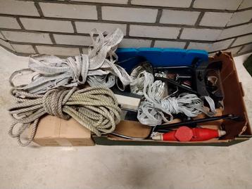 Doos vol diverse spullen: lint, touw, spiegels beschikbaar voor biedingen