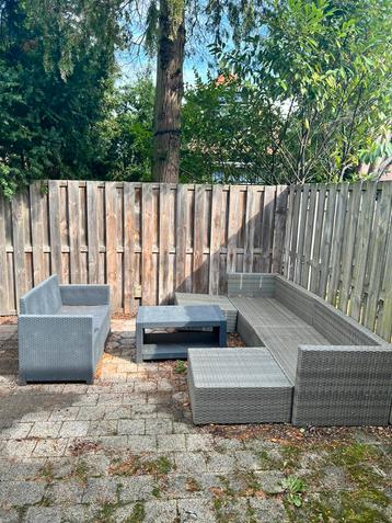 Buiten bank met tafel beschikbaar voor biedingen