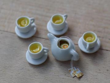 Kopjes en gevulde theepotten met citroenthee of meloenthee. beschikbaar voor biedingen