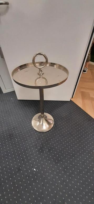 Te koop bijzet tafel  beschikbaar voor biedingen