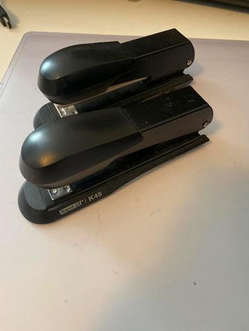 Twee zwarte Rapid K45 nietmachines beschikbaar voor biedingen