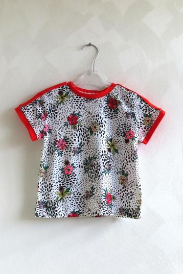 T-Shirt Wit Zwart Rood Bloemen Hema mt 98/104 (4493) beschikbaar voor biedingen