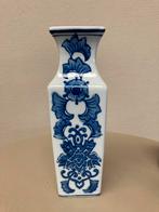 Vintage vierkante  blauw witte porseleinen vaas, Antiek en Kunst, Antiek | Vazen, Ophalen of Verzenden