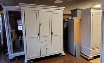 Brocante garderobe kasten, kledingkasten, slaapkamerkasten beschikbaar voor biedingen