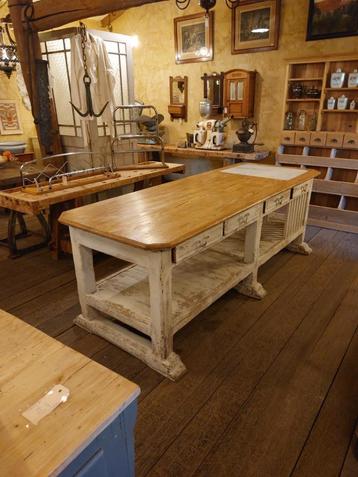 oude werktafel met 8 lades en onderblad    oud kookeiland beschikbaar voor biedingen