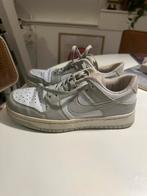Nike dunk low wit en grijs maat 38, Kleding | Dames, Schoenen, Wit, Nike, Ophalen of Verzenden, Sneakers of Gympen