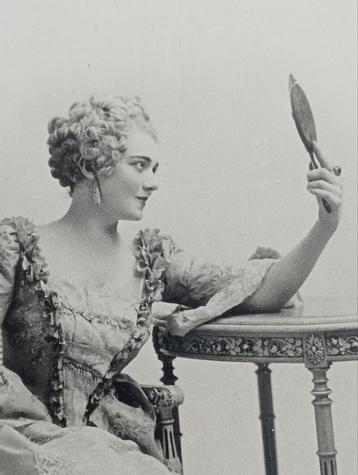 Vintage Foto Satynes Dijon Vrouw met spiegel  beschikbaar voor biedingen