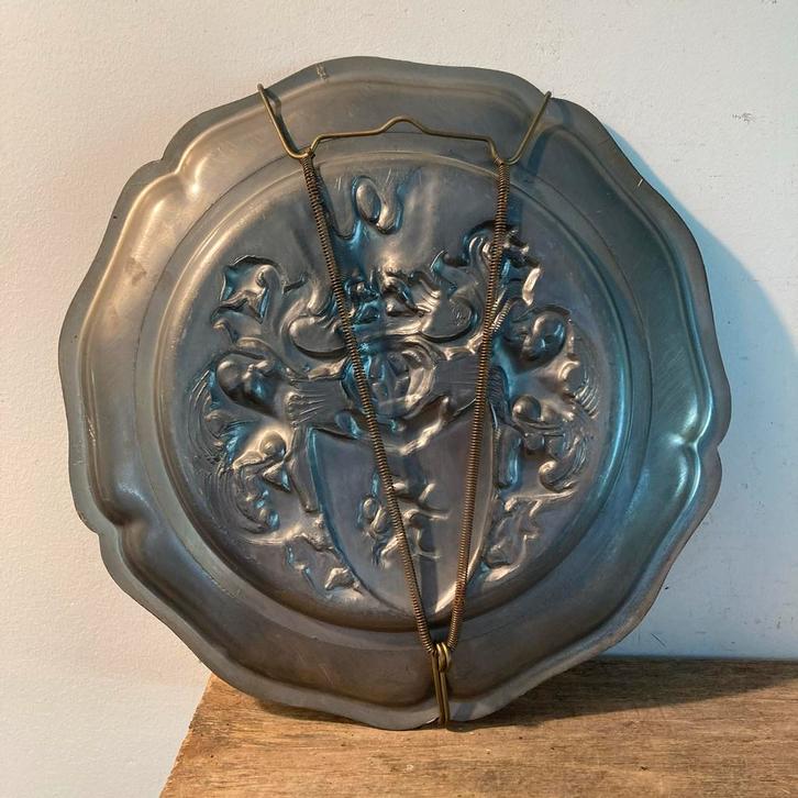 Tinnen Wandbord Familiewapen 23cm Antiek Decoratie Bord Tin, Antiek en Kunst, Antiek | Tin, Ophalen of Verzenden