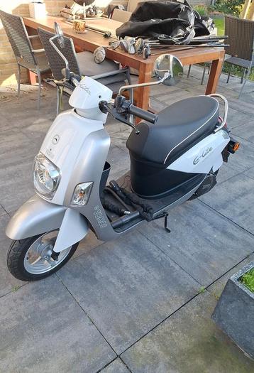 Zo goed als nieuwe snorscooter thomos e-lite beschikbaar voor biedingen