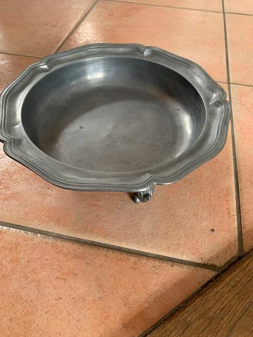 Robuste tinnen schaal beschikbaar voor biedingen