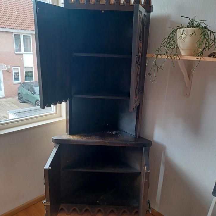 Oude hoekkast met houtsnijwerk, Antiek en Kunst, Antiek | Meubels | Kasten, Ophalen