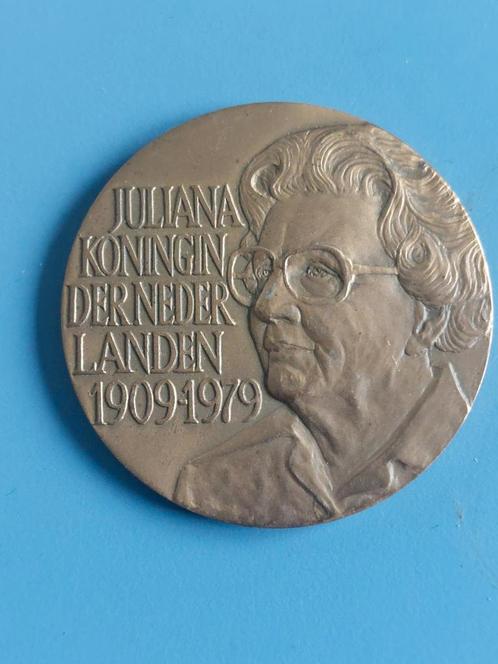 Penning 1979 bloemendefile Koningin Juliana, Postzegels en Munten, Penningen en Medailles, Brons, Nederland, Ophalen of Verzenden