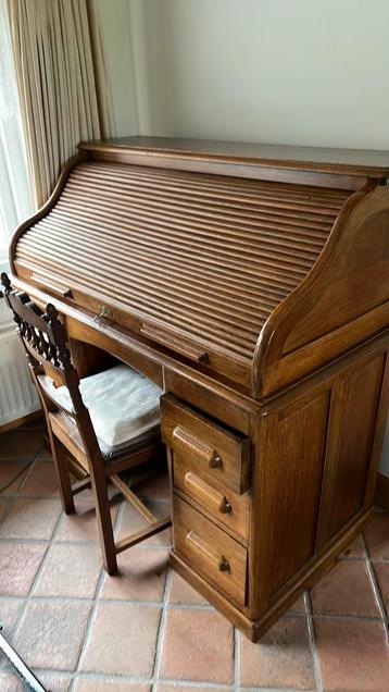Mooie secretaire met rolluik beschikbaar voor biedingen