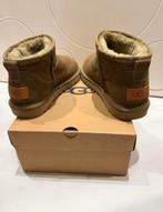 Nieuwe Mini Classic UGGs Mos Groen - Maat 38, Kleding | Dames, Schoenen, Ophalen of Verzenden, Nieuw, Groen, Pantoffels of Sloffen