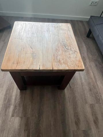Salon tafel beschikbaar voor biedingen