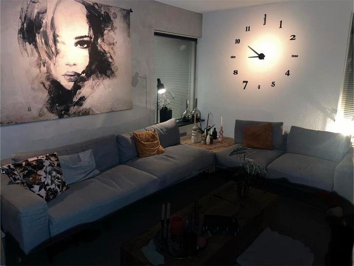 Comfortabele L-vormige bank met houten blok, Huis en Inrichting, Banken | Bankstellen, Gebruikt, Hoekbank, Vierpersoons of meer