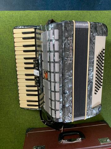 Accordeon met koffer beschikbaar voor biedingen