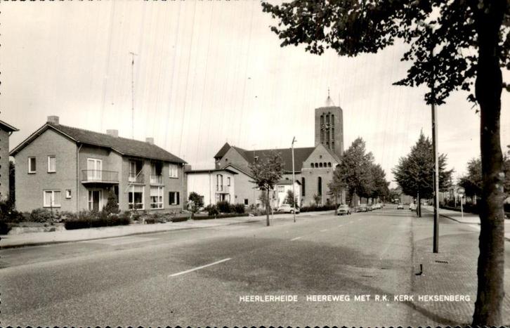 Heerlerheide - Heereweg RK Kerk Heksenberg, Verzamelen, Ansichtkaarten | Nederland, Ongelopen, Limburg, 1940 tot 1960, Ophalen of Verzenden