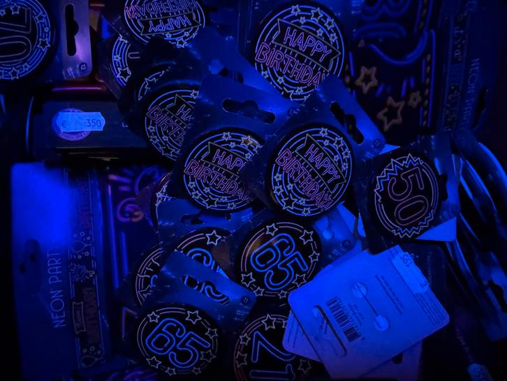 Groot partij  neon feestartikelen - 1200 stuks!, Hobby en Vrije tijd, Feestartikelen, Nieuw, Feestartikel, Verjaardag, Ophalen of Verzenden