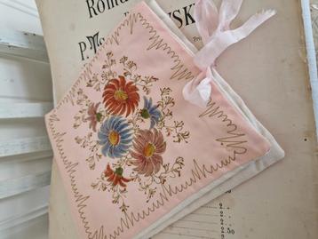 Kleine brocante handpainted lingeriehoes beschikbaar voor biedingen