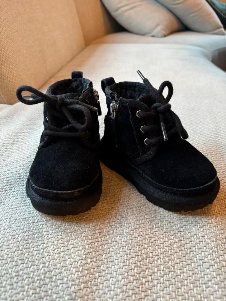 Ugg neumel kind laarsjes boots zwart kinderen maat 22, Kinderen en Baby's, Babykleding | Schoentjes en Sokjes, Zo goed als nieuw