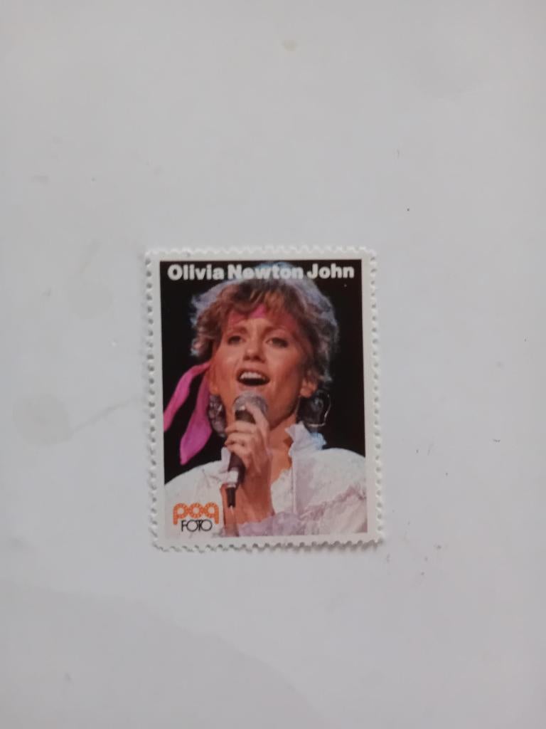Olivia Newton John sluitzegel Pop foto 4x3cm, Verzamelen, Ophalen of Verzenden, Zo goed als nieuw, Foto of Kaart