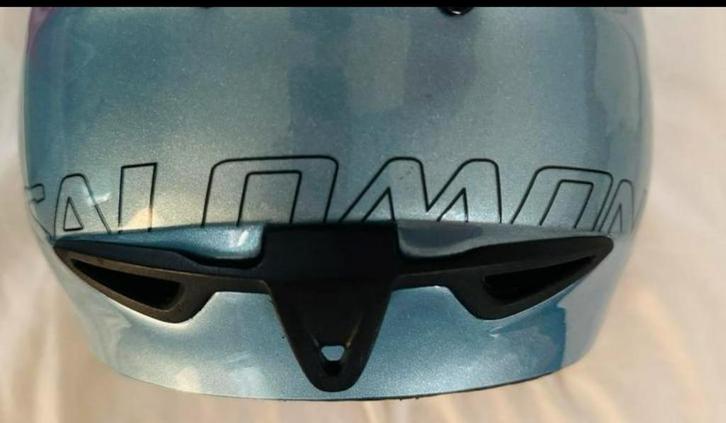 Bijna nieuwe skihelm Salomon - lichtblauw, Sport en Fitness, Snowboarden, Zo goed als nieuw, Helm of Bescherming, Ophalen of Verzenden