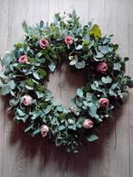 Mooie krans  met eucalyptus, lamsoor en roosjes, Huis en Inrichting, Woonaccessoires | Kransen, Ophalen of Verzenden, Nieuw