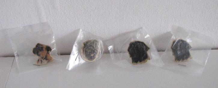 3x pin of speld met hondenkop en  pluchen hondje zie foto`s, Verzamelen, Dierenverzamelingen, Zo goed als nieuw, Beeldje of Figuurtje