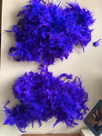 2 Paarse boa’s voor kostuum of decoratie beschikbaar voor biedingen