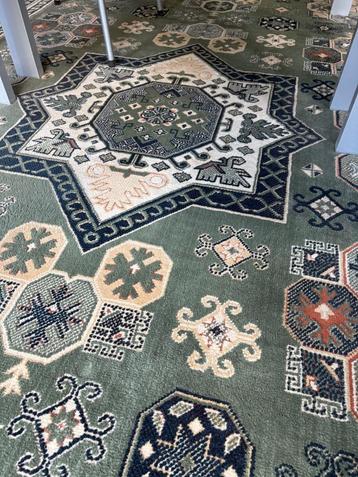 Vintage klassiek vloerkleed beschikbaar voor biedingen