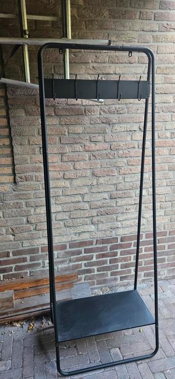 Metalen Kledingrek met Plank en Haken beschikbaar voor biedingen