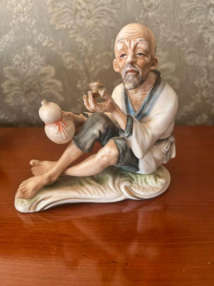 Aziatisch biscuit beeldje van een man, Antiek en Kunst, Kunst | Beelden en Houtsnijwerken, Ophalen of Verzenden