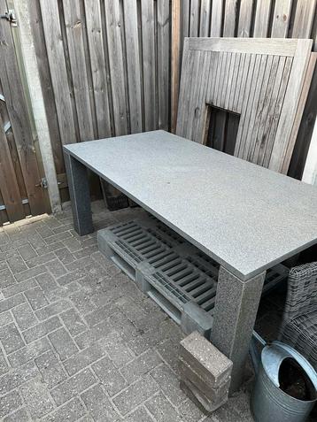 Te koop aangeboden: granieten tuintafel beschikbaar voor biedingen